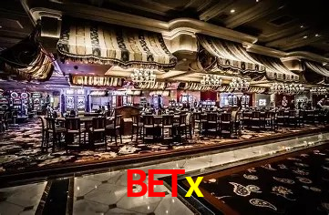 Escena dinámica inspirada en casino con iluminación Betx, cartas, fichas e íconos de juegos digitales en un espacio moderno de juegos.